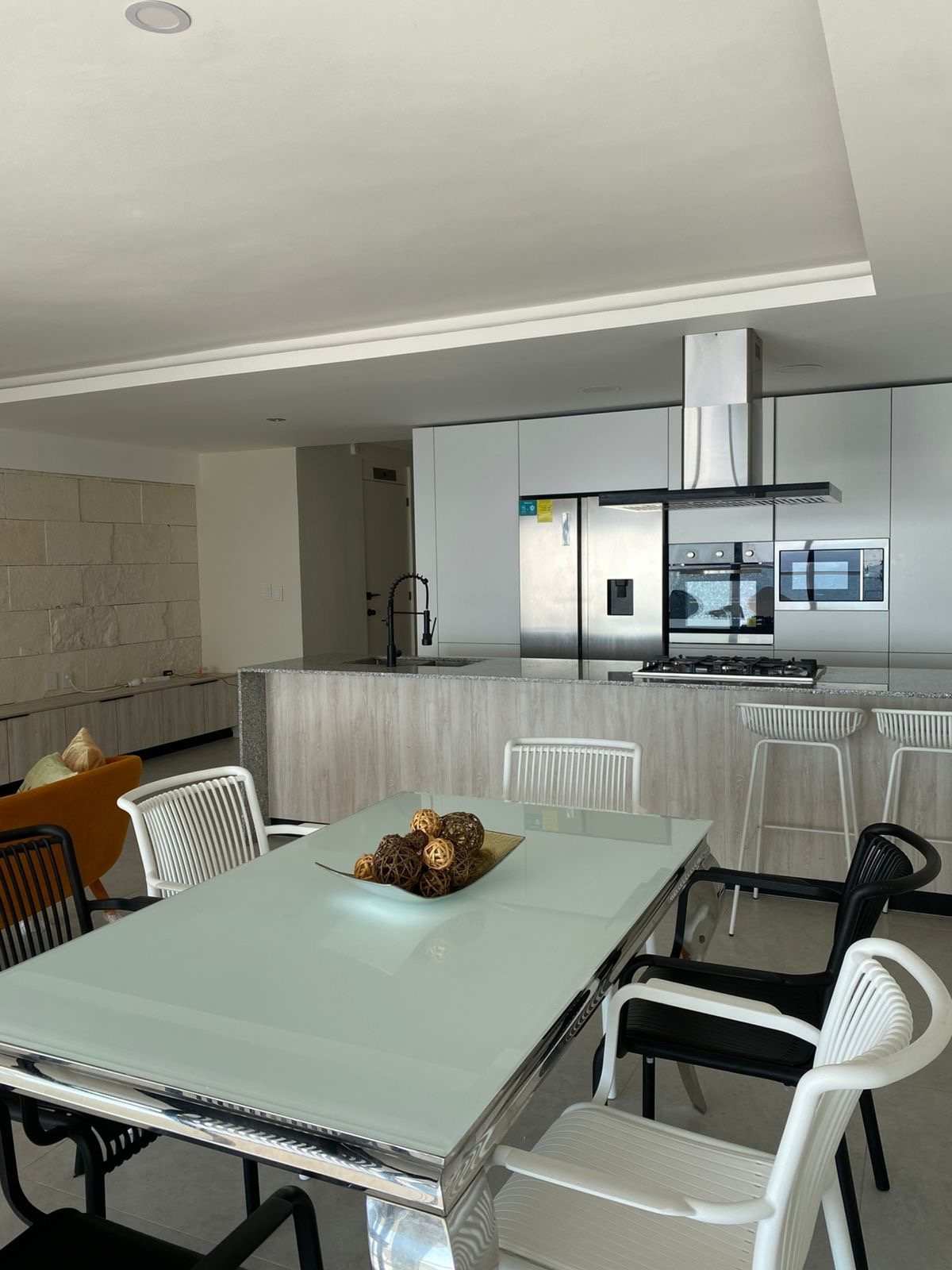 Comedor y cocina de departamento vacacional