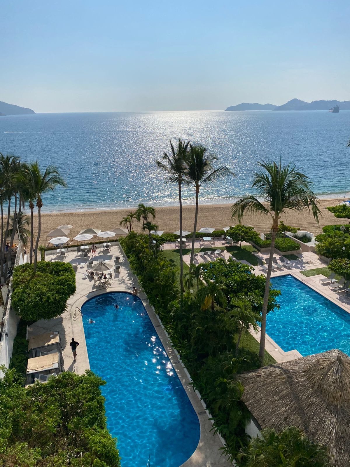 Vista al mar, albercas y palmeras en Acapulco