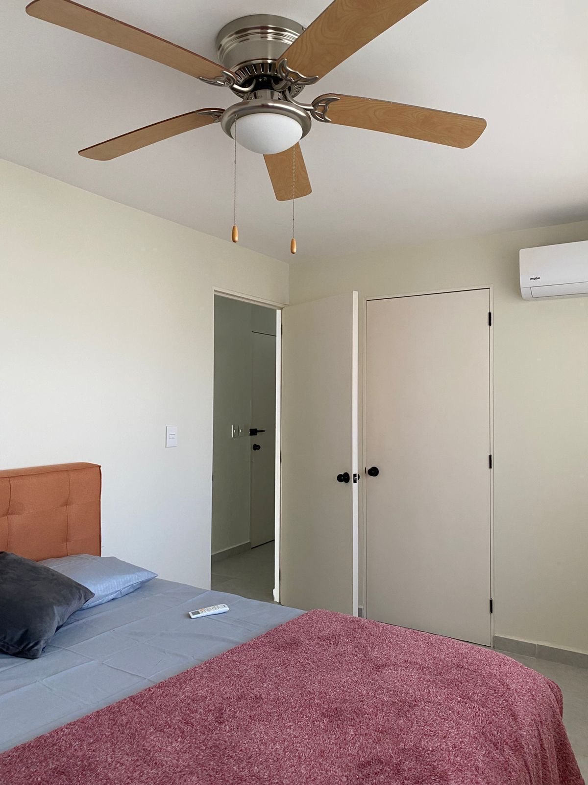 Habitación con ventilador y aire acondicionado
